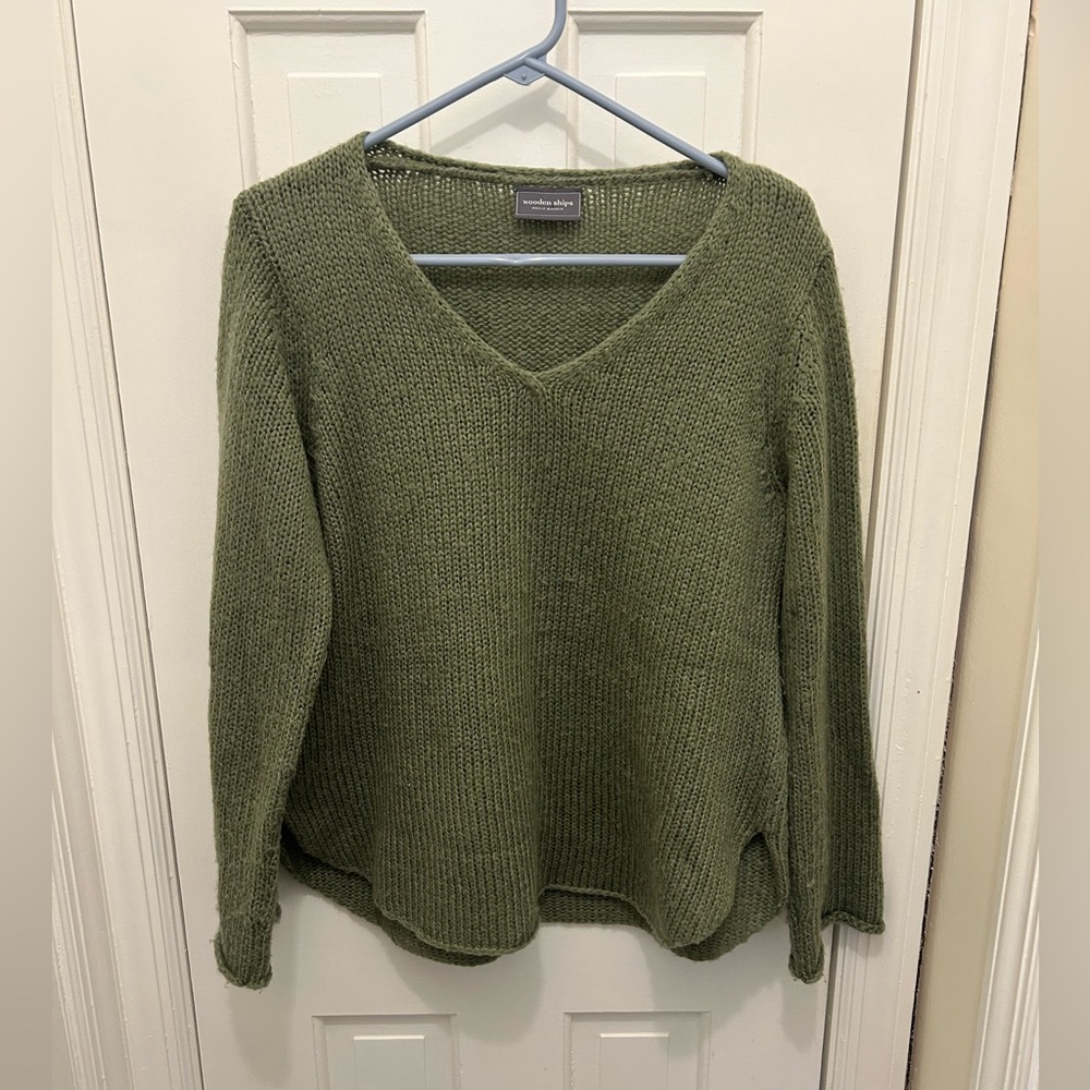 WOODEN SHIPS OLIVE GREEN V-NECK SWEATER SIZE S/M